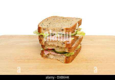 Stapel von Schinken Salat Sandwiches auf einem Holzbrett vor einem weißen Hintergrund Stockfoto