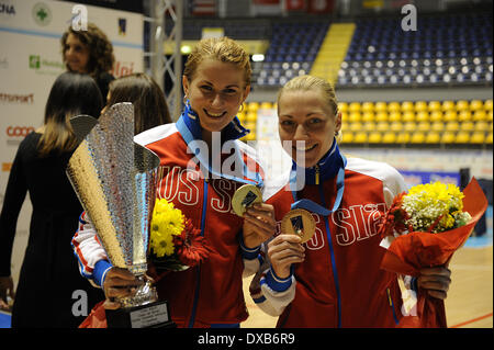 Turin, Italien. 22. März 2014. Das russische Team feiert den Sieg der 1. und 3. Platz in der Womens Fechten Folie World Cup. Bildnachweis: Aktion Plus Sport/Alamy Live-Nachrichten Stockfoto