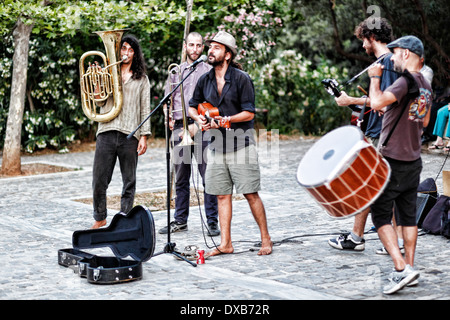 Musiker spielen in der Straße von Athen, Griechenland Stockfoto