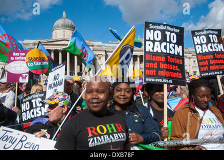 London, UK. 22. März 2014. Menschen versammeln sich auf dem Londoner Trafalgar Square für eine Anti-Rassismus-Rallye. Bildnachweis: Peter Manning/Alamy Live-Nachrichten Stockfoto