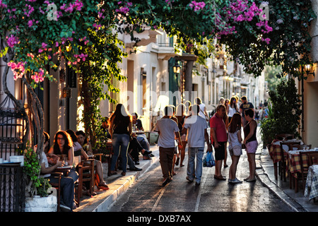 Die überfüllten Straßen der Plaka in Athen, Griechenland Stockfoto