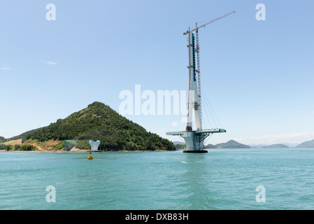 Bauarbeiten auf einer Seebrücke in Südkorea in der Nähe von Yeosu vom Meer aus gesehen Stockfoto