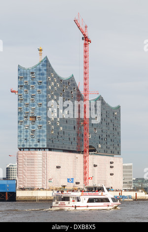 Hafen Boot Reise Schiff geht es durch den Bau der Elbphilharmonie in Hamburg, Deutschland am 20. März 2014. Stockfoto