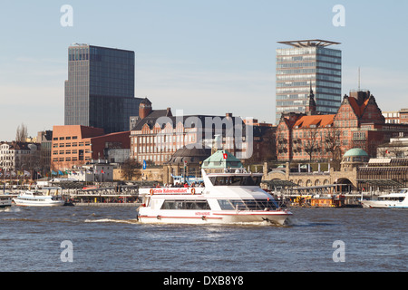 Hafen Boot Reise Schiff vergeht Landungsbrücken in Hamburg, Deutschland am 20. März 2014. Stockfoto