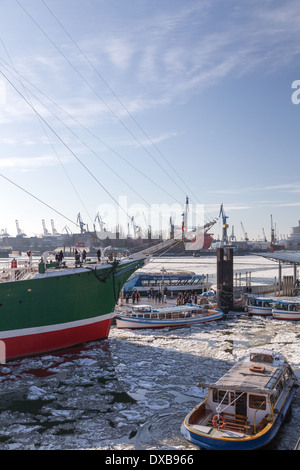 Bogen des historischen Rickmer Rickmers und Blick über die Elbe in den Hamburger Hafen im Winter 2014 in Hamburg, Deutschland. Stockfoto