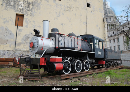 Ein Dampf Lok Restaurierungsprojekt auf der Rückseite des Gebäudes Capitolio in Havanna, Zentralkuba. Stockfoto