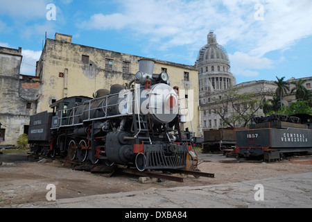 Ein Dampf Lok Restaurierungsprojekt auf der Rückseite des Gebäudes Capitolio in Havanna, Zentralkuba. Stockfoto