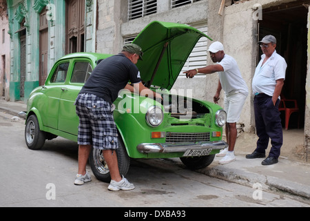 Kubaner arbeitet an ein 50er Jahre Standard 10 Auto in zentralen Havanna, Kuba. Stockfoto