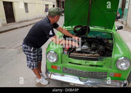 Eine kubanische arbeitet an seinen 50er Standard 10-Motorwagen in zentralen Havanna, Kuba. Stockfoto