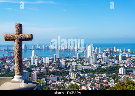 Blick auf den modernen Teil von Cartagena, Kolumbien mit einem Steinkreuz im Vordergrund Stockfoto