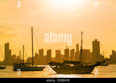 Boote und Wolkenkratzer bei Sonnenuntergang in Cartagena, Kolumbien Stockfoto