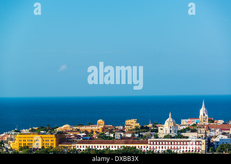 Blick auf die Altstadt von Cartagena, Kolumbien mit dem karibischen Meer im Hintergrund Stockfoto