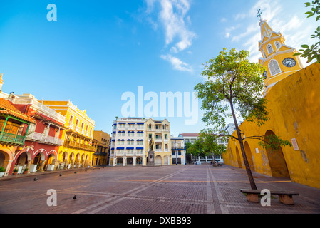 Platz neben dem Glockenturm Tor im Herzen der Altstadt von Cartagena, Kolumbien Stockfoto