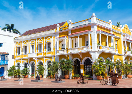 Gelbe und weiße kolonialen Gebäude der historischen Altstadt von Cartagena, Kolumbien Stockfoto