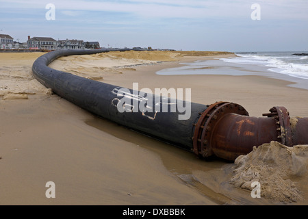 Baggerarbeiten Rohr führenden aus dem Wasser und bis auf an den Strand Stockfoto