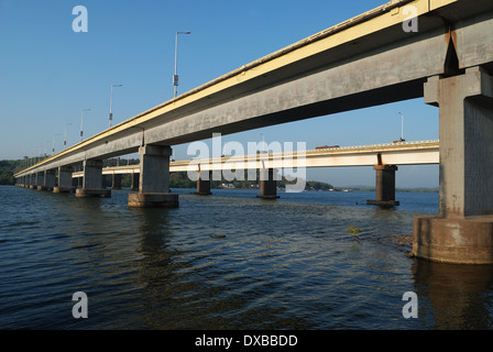 Schiene und Straße Brücke über Mandovi Fluss, Panaji, Goa, Indien. Stockfoto