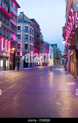 Am frühen Morgen Weihnachten Straßenbeleuchtung auf Rue De La Mesange, Straßburg, Frankreich Stockfoto