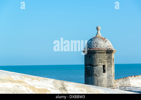 Blick auf die Stadtmauer umgibt die Altstadt von Cartagena, Kolumbien mit dem karibischen Meer im Hintergrund Stockfoto