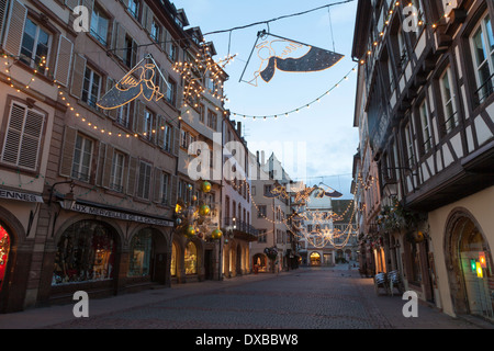 Eine einsame Straße am frühen Sonntag Morgen, Straßburg, Frankreich Stockfoto