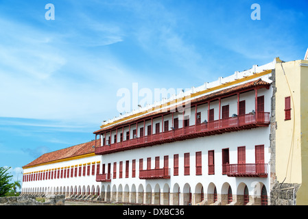 Fassade des weißen Kolonialbauten mit roten Balkon in der Altstadt von Cartagena, Kolumbien Stockfoto