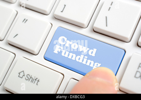 Crowd-funding-Taste auf der Tastatur drücken Stockfoto