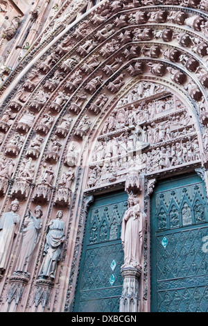 Statue der Jungfrau Maria mit Jesuskind auf der Außenseite der Notre Dame de Strasbourg, Straßburg, Frankreich Stockfoto