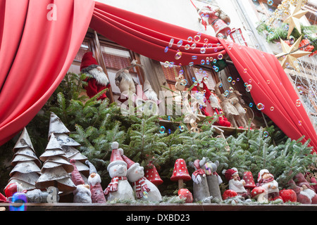 Bläschen und Weihnachtsschmuck über Boutique in Straßburg, Frankreich Stockfoto