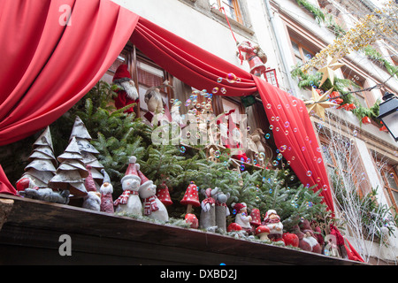 Bläschen und Weihnachtsschmuck über Boutique in Straßburg, Frankreich Stockfoto