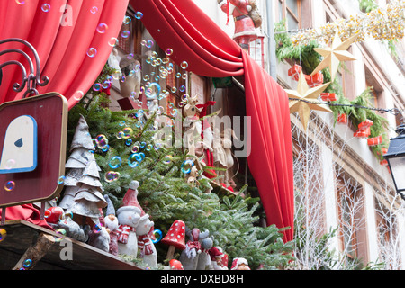 Weihnachtsschmuck und Luftblasen oben Shop in Straßburg, Frankreich Stockfoto