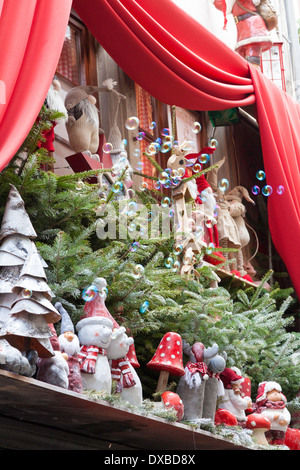 Bläschen und Weihnachtsschmuck über Boutique in Straßburg, Frankreich Stockfoto