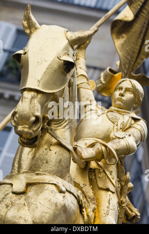 Statue von Jeanne d ' Arc am Place des Pyramides Paris Frankreich Stockfoto