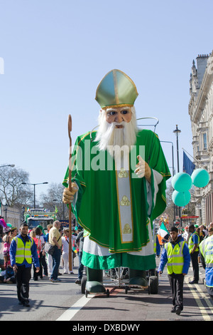 Ein riesiger St. Patrick Marionette reist durch die Straßen von London am Trafalgar Square zu beenden Stockfoto