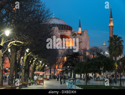 Die beleuchteten Kuppeln und Minarette der Aya Sofya, Sultanahmet, Istanbul, Türkei Stockfoto