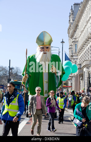 Ein riesiger St. Patrick Marionette reist durch die Straßen von London am Trafalgar Square zu beenden Stockfoto