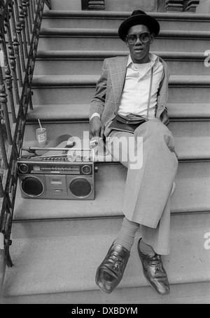 New York, NY Juni 1979 - Mann mit einer Zigarette und einem Boombox am Waverly Place in Greenwich Village. Stockfoto