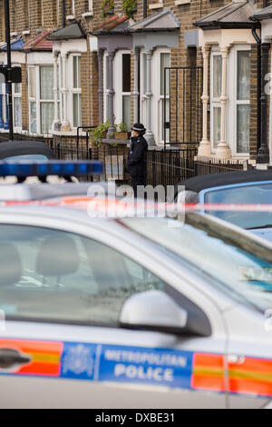 London, UK. 23. März 2014. Teenager-Mädchen erschossen, Hackney, London.   23. März 2014.  Polizei stehen Wache vor dem Haus, wo die Dreharbeiten stattfanden. Bildnachweis: Graham Eva/Alamy Live-Nachrichten Stockfoto