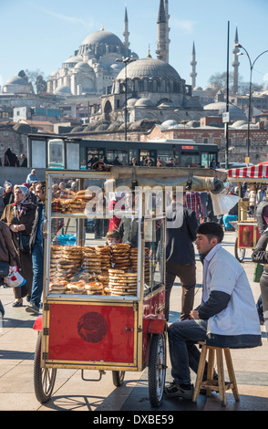 SIMIT Brot Anbieter auf dem Kai in Eminönü von Galata-Brücke, mit der Süleymaniye & Yeni Moschee im Hintergrund. Istanbul, Türkei. Stockfoto