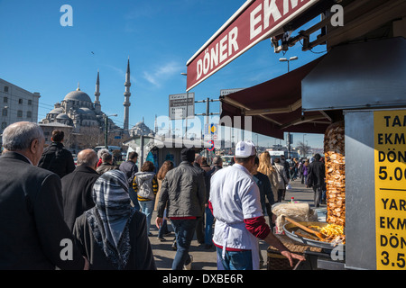 Kebab-Verkäufer am Kai in Eminönü von Galata-Brücke, mit der Süleymaniye & Yeni-Moschee im Hintergrund. Istanbul, Türkei. Stockfoto