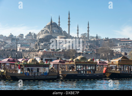 Schwimmenden Fisch-Restaurants an der Uferpromenade in Eminönü mit der Süleymaniye-Moschee auf die Skyline. Istanbul, Türkei. Stockfoto