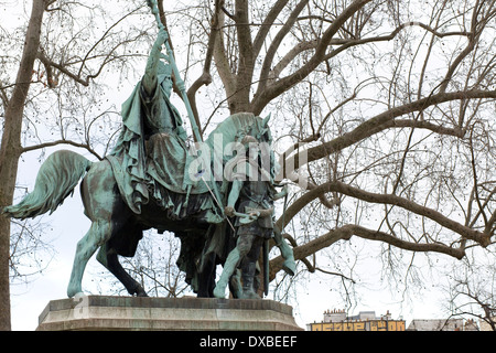 Reiterstatue von Karl dem großen und zwei seiner Leudes Olivier und Roland mit seinem Schwert Durendal mit einem Besen Stockfoto