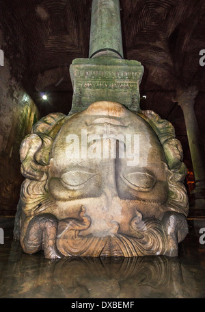 Alte geschnitzte Haupt der Medusa verwendet, um die Spalte in der Yerebatan unterirdische Zisterne, Sultanahmet, Istanbul, Türkei zu unterstützen. Stockfoto