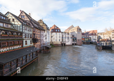 Der Fluss Ill durchzogen Petite France, Straßburg, Frankreich Stockfoto