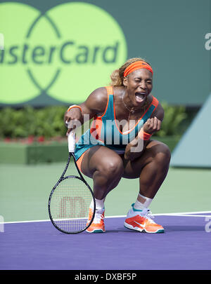 Key Biscayne, Florida, USA. 22. März 2014. Weltweit die Nummer eins SERENA WILLIAMS feiert Sieg über C. Garcia (FRA) 6-4, 4-6, 6-4 in ihrem 3. Vorrundenspiel beim 2014 Sony Open Tennisturnier. © Andrew Patron/ZUMAPRESS.com/Alamy Live-Nachrichten Stockfoto