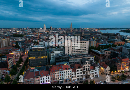 Blick auf das Zentrum von Antwerpen vom Dach des MAS Museum Abend, Belgien. Stockfoto