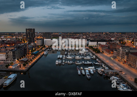 Blick auf den Hafen von Antwerpen vom Dach des MAS Museum Abend, Belgien. Stockfoto