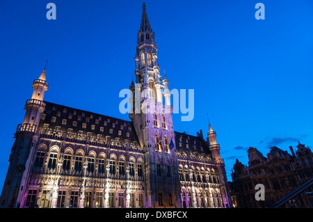 Rathaus in Brüssel bei Twillight beleuchtet während Lichtshow Stockfoto