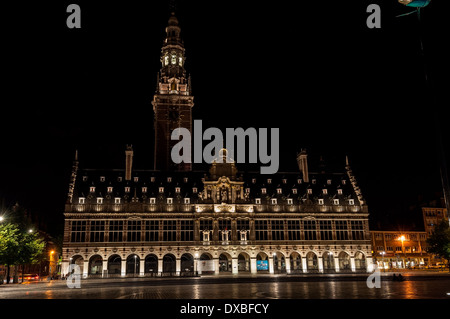 Beleuchteter Universitätsbibliothek in der Nacht auf der Universitätsbibliothek in Leuven, Belgien Stockfoto