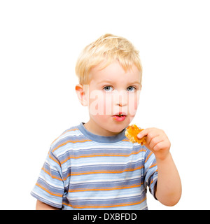 Niedlichen kleinen Jungen essen leckere Cookie isoliert auf weißem Hintergrund Stockfoto