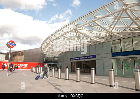 Eingang des Kings Cross St. Pancras U-Bahn-Station am Kings Cross Bahnhof in London, Großbritannien Stockfoto