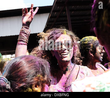 Kuala Lumpur, KUALA LUMPUR, Malaysia. 23. März 2014. Ein Tourist tanzen als ihr Gesicht ist mit Farbpulver während Holi Festival feiern in Kuala Lumpur 23. März 2014 bedeckt. Holi, markiert auch hinduistische Festival der Farben, die ihren Ursprung in Indien, die auch das Aufkommen des Frühlings. Bildnachweis: Kamal Sellehuddin/ZUMAPRESS.com/Alamy Live-Nachrichten Stockfoto